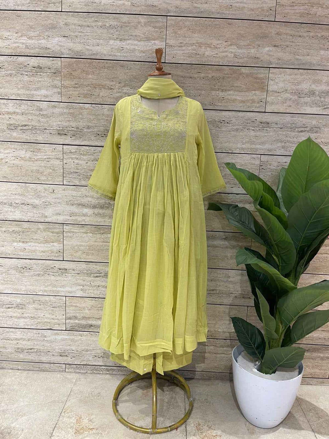 Mul Cotton Flaired Dupatta Set With Solid Base
