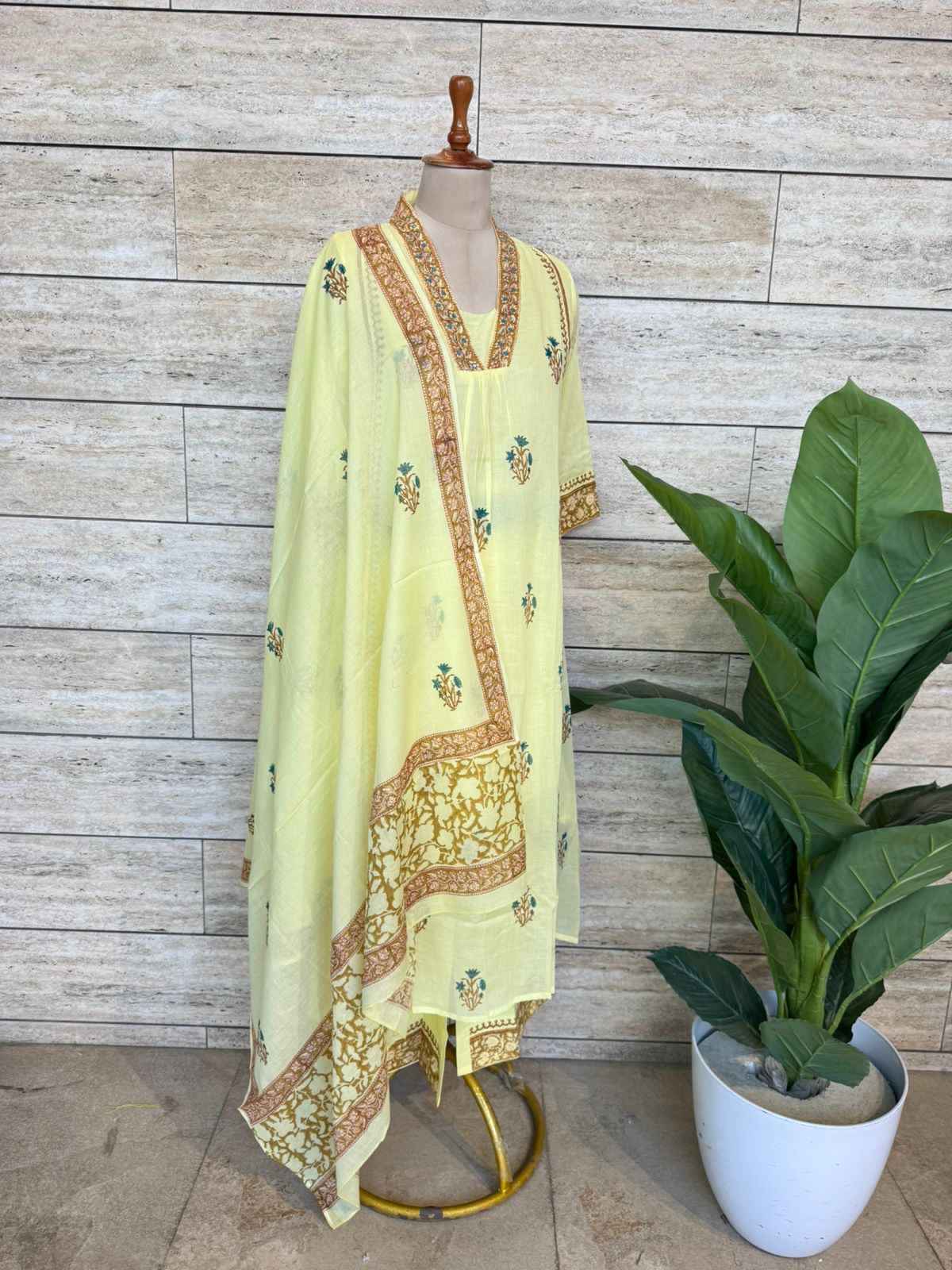 Premium mul cotton floral print Dupatta set with inner